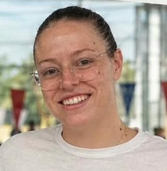 Porträtfoto von Sophie, lachende junge Frau mit Brille