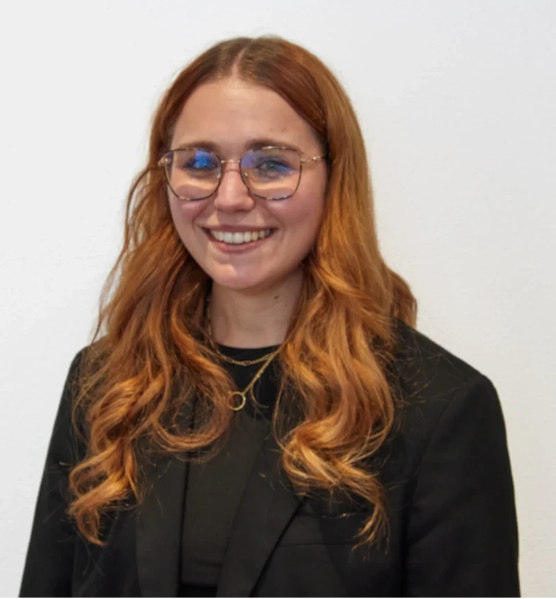 Rechtsanwältin Lucke im schwarzen Blazer vor weißem Hintergrund