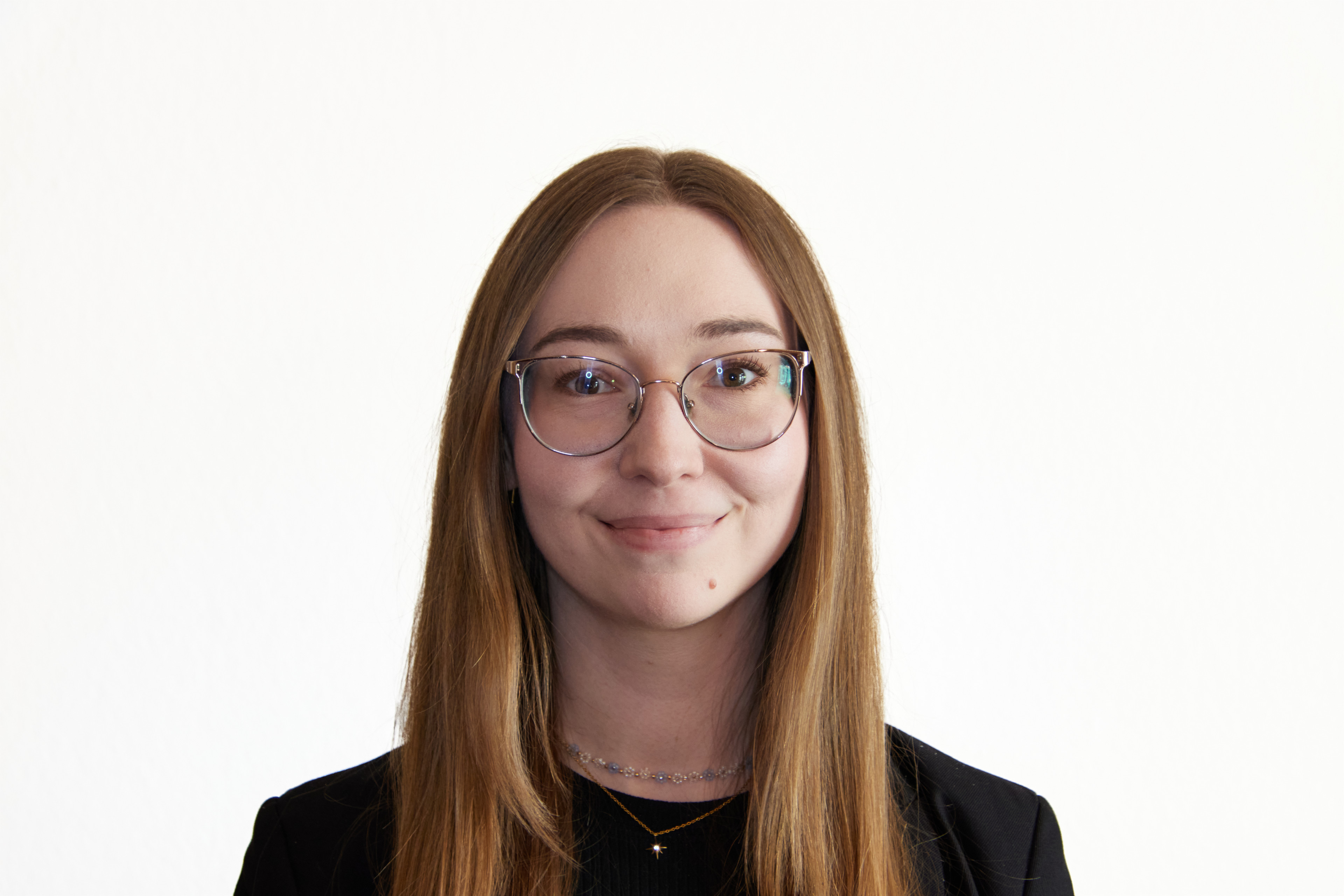 Portraitfoto von Laura H. M. für die Homepage