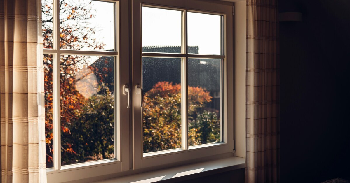 Moderne Fensterprofile aus Kunststoff mit Blick nach draußen