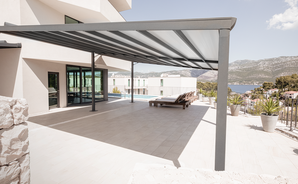 Moderne Hella Sintesi Pergola auf einer Terrasse mit Blick auf Pool und Berge