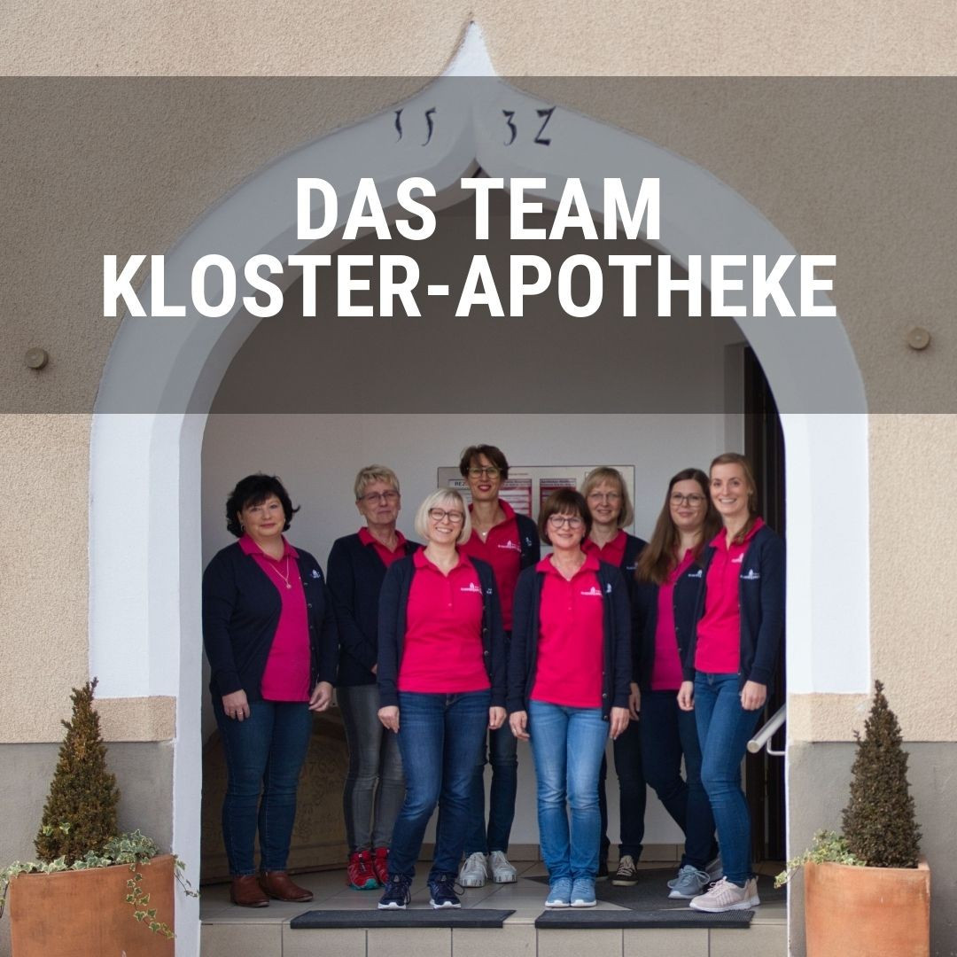 Das Team der Kloster-Apotheke Creuzburg steht gemeinsam vor dem Eingang der Apotheke.