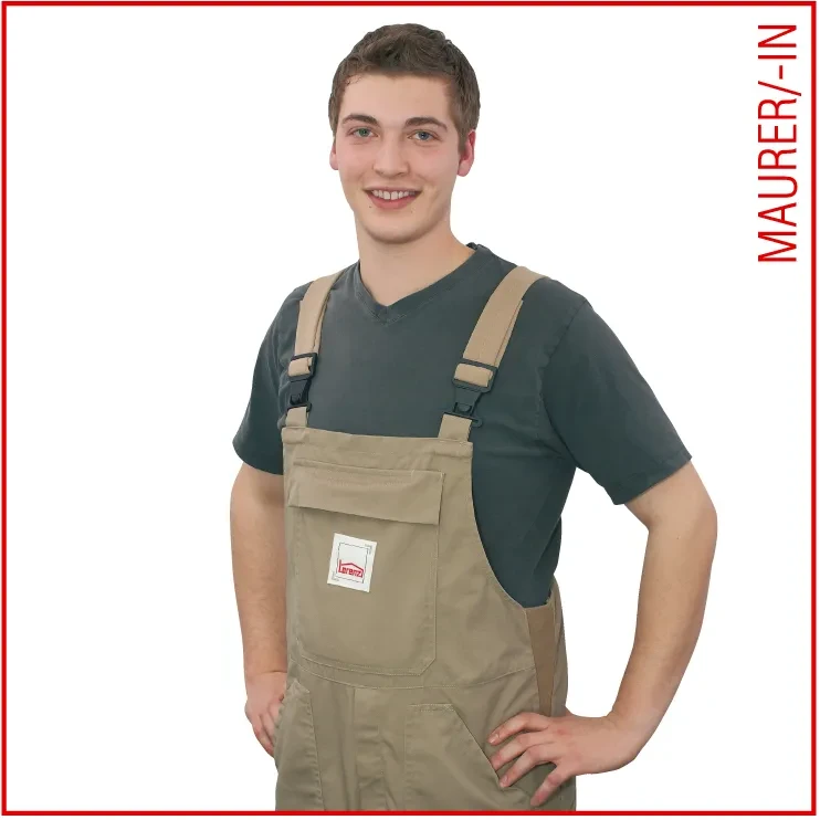 Azubi Maurer in Arbeitskleidung steht mit verschränkten Armen