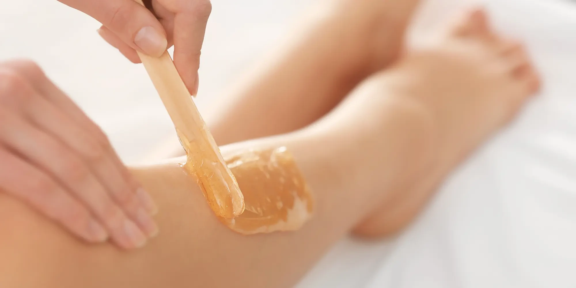 Waxing der Beine mit Warmwachs zur Haarentfernung