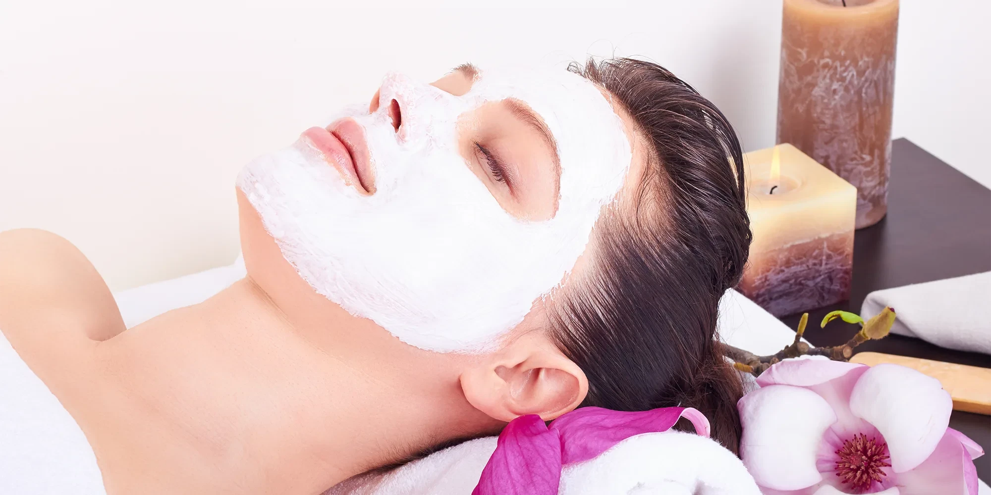 Frau mit Gesichtsmaske bei einer Wellness-Behandlung, Nahaufnahme