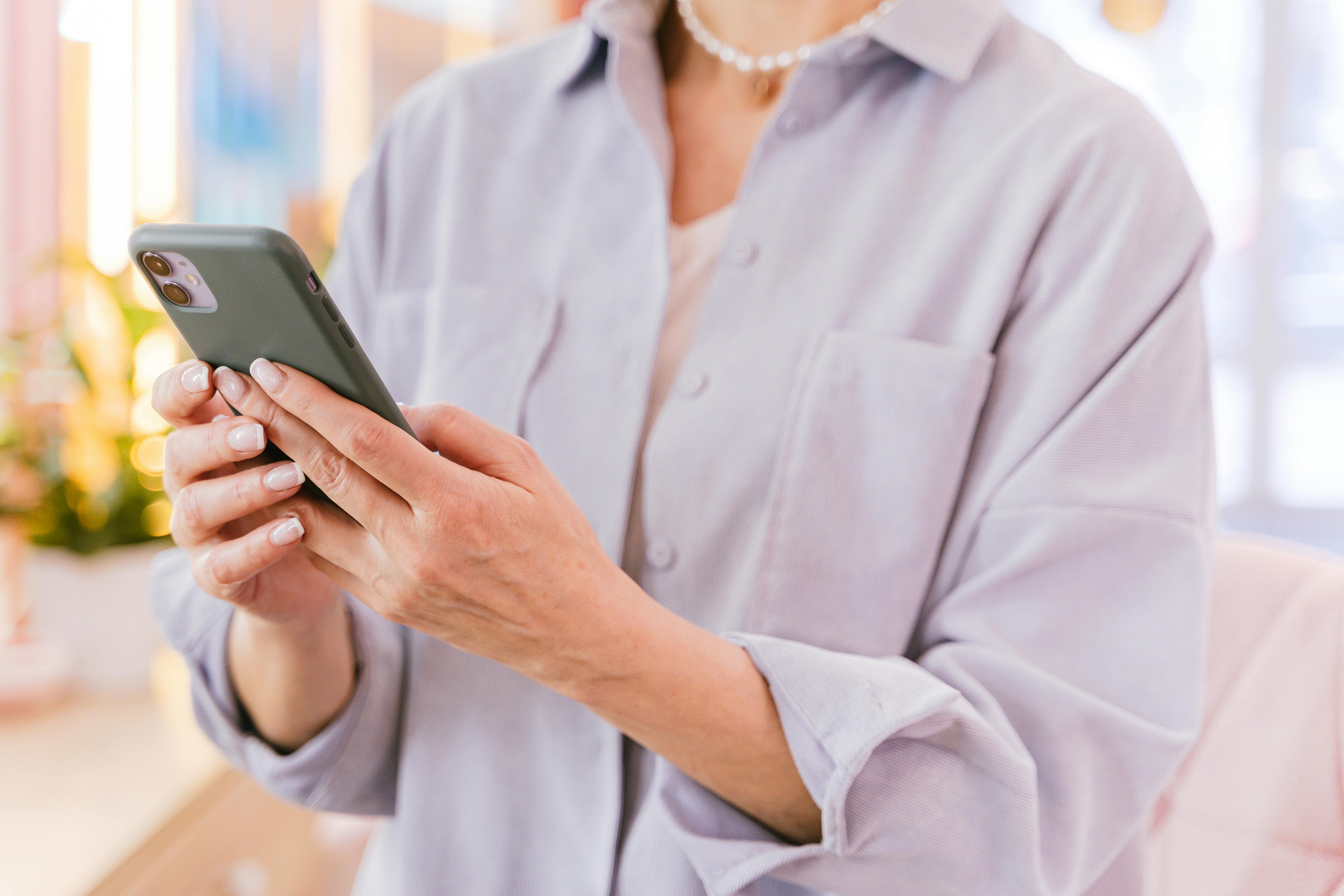 Person mit Smartphone in der Hand, Nahaufnahme