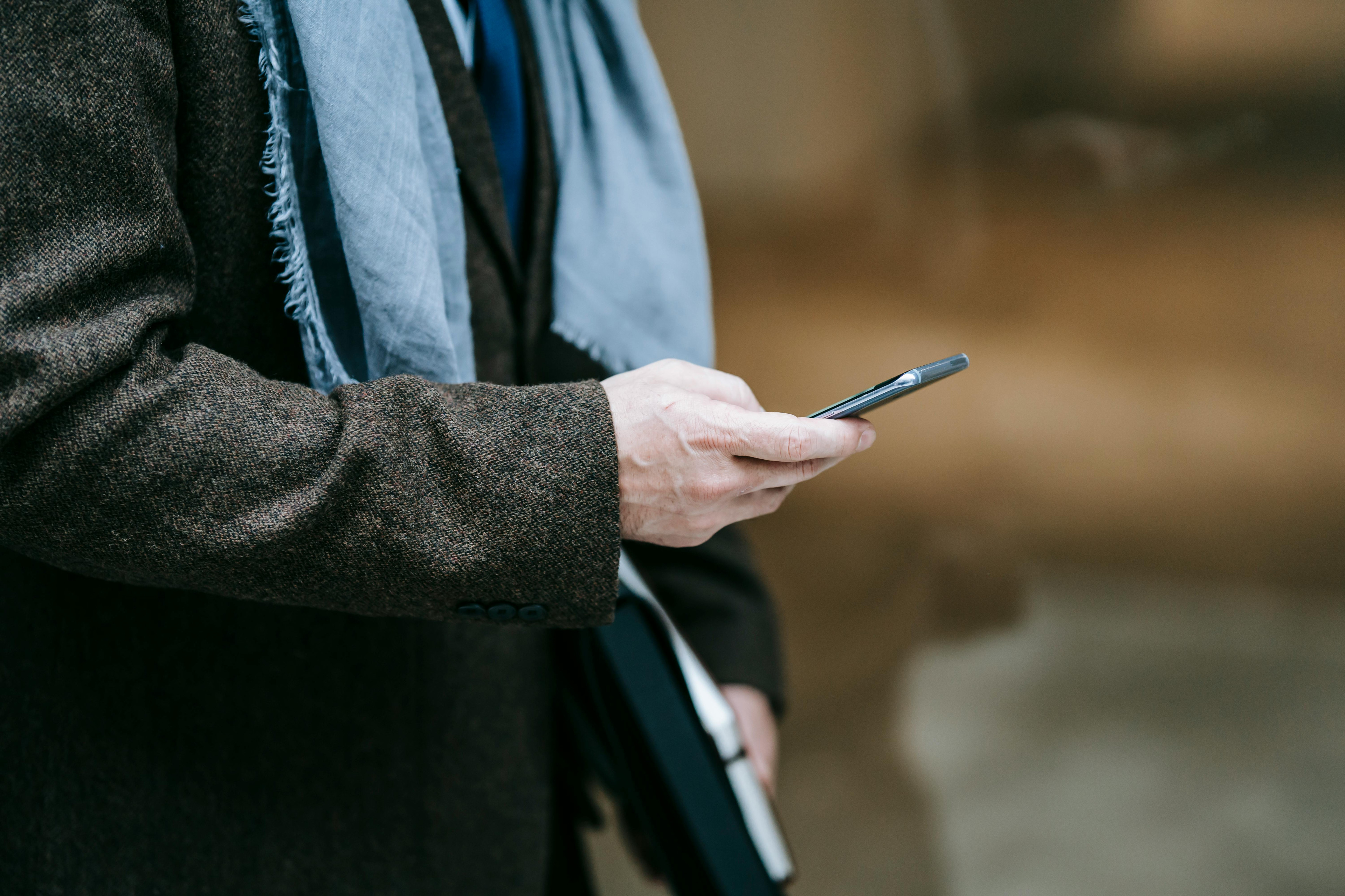 Person mit Smartphone in der Hand, Nahaufnahme