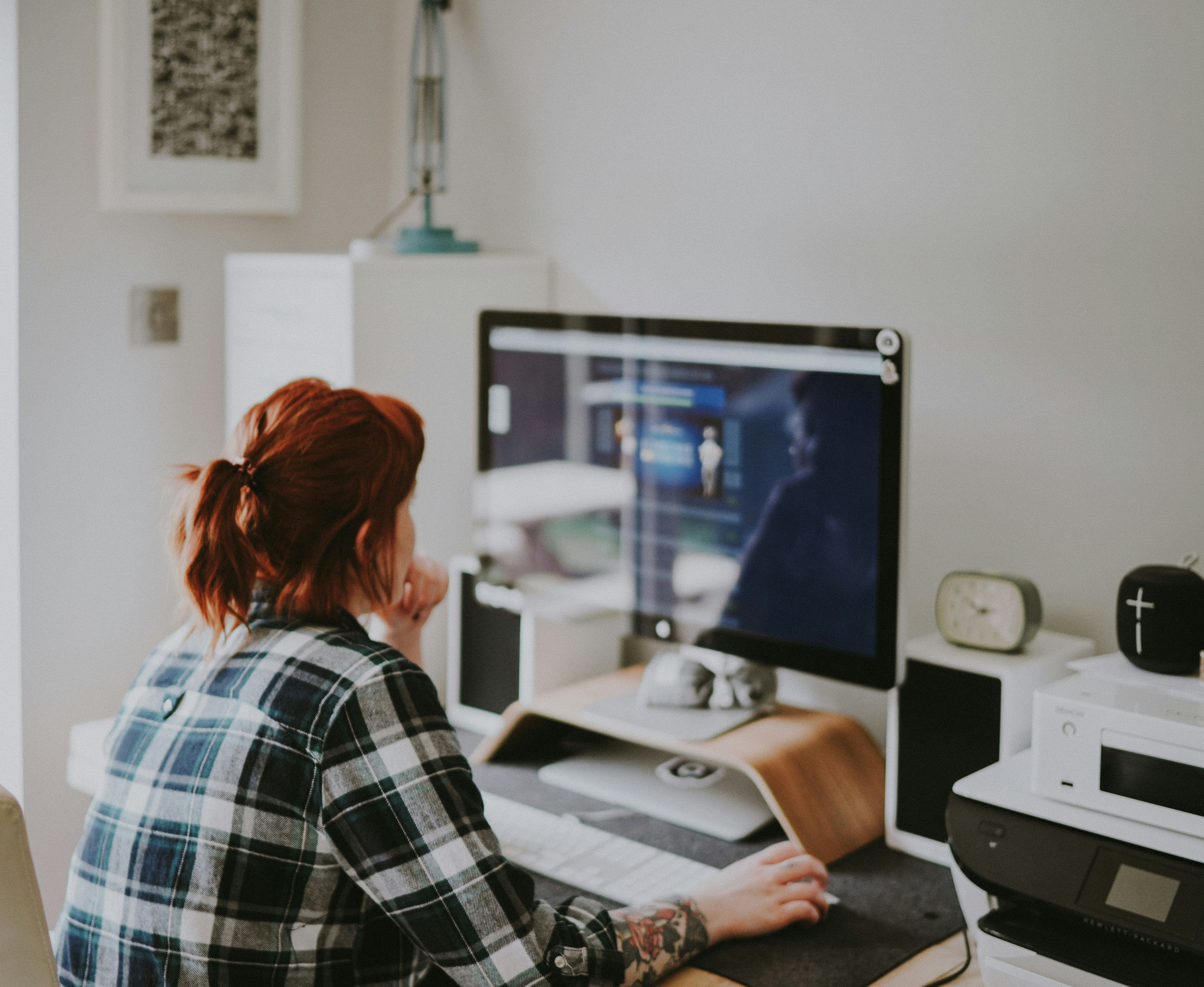 Person arbeitet am Computer im modernen Büro