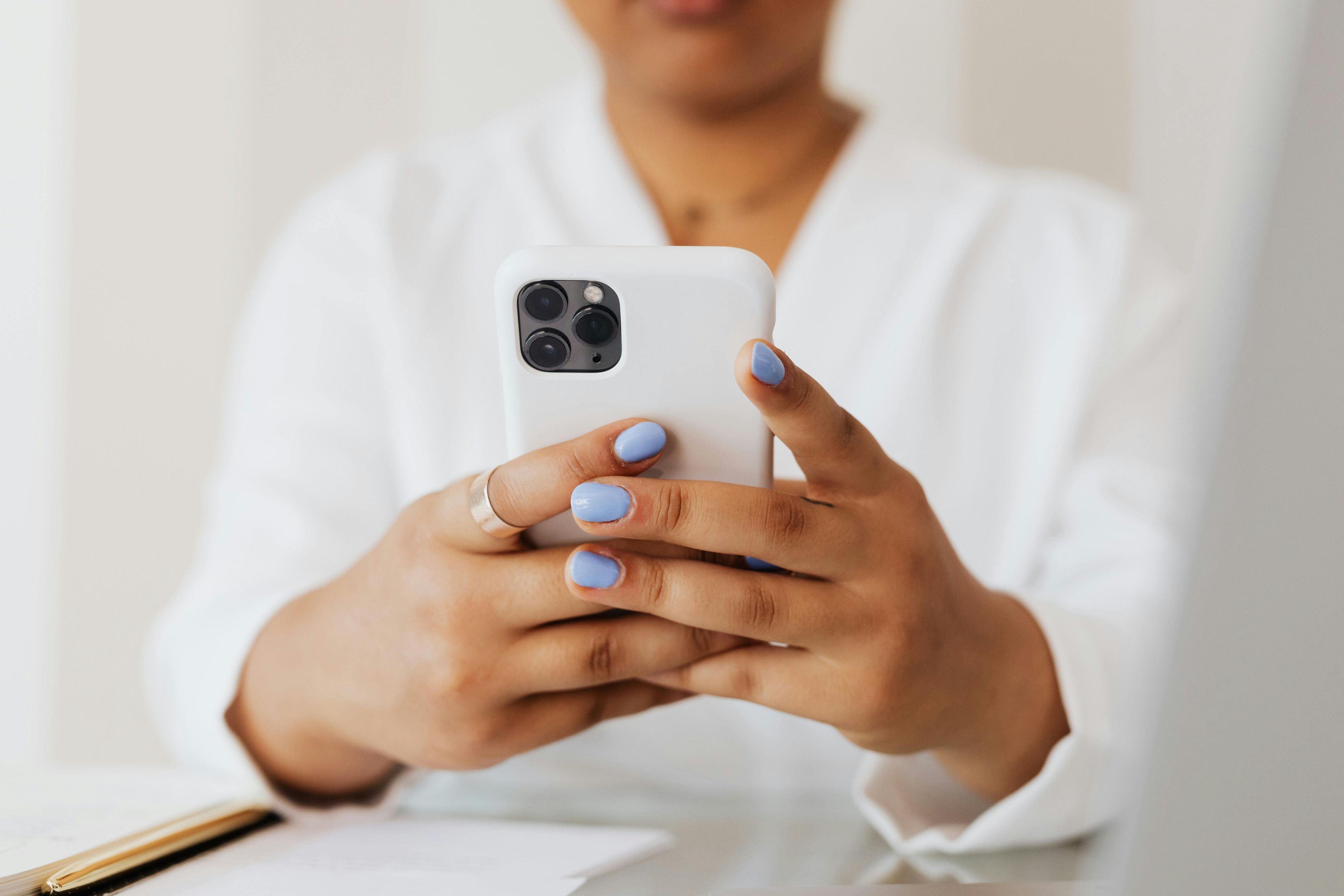 Person mit Smartphone in der Hand, Nahaufnahme
