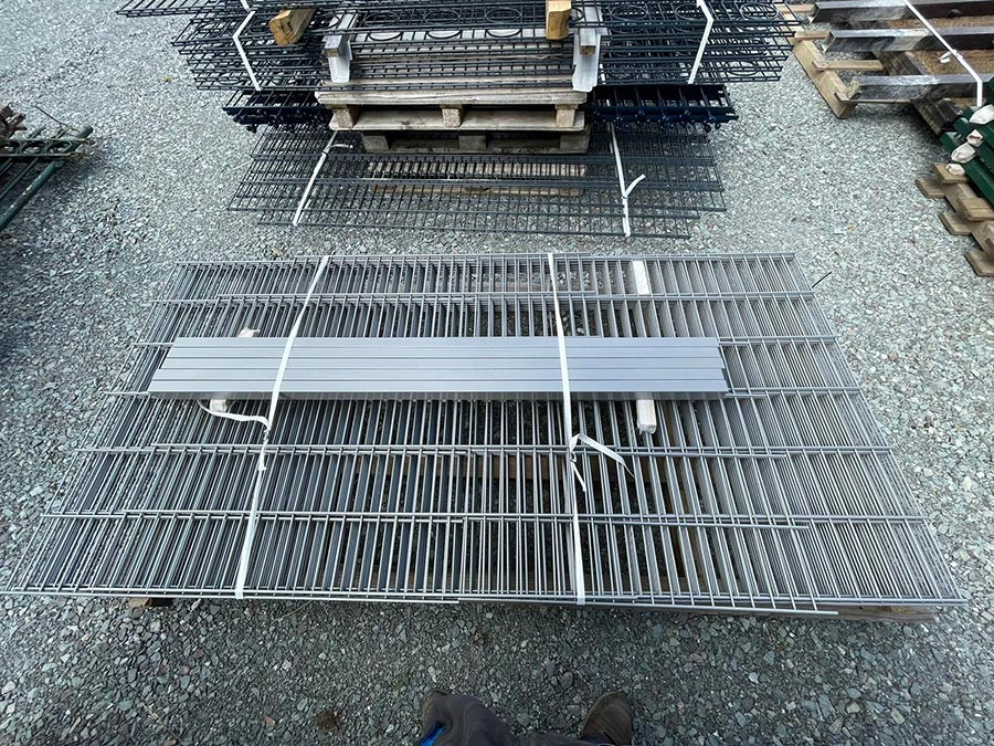 Doppelstabmatte mit 1,7 Meter Pfosten auf Palette, Zaunelemente fr Gartenzaun oder Industriezaun