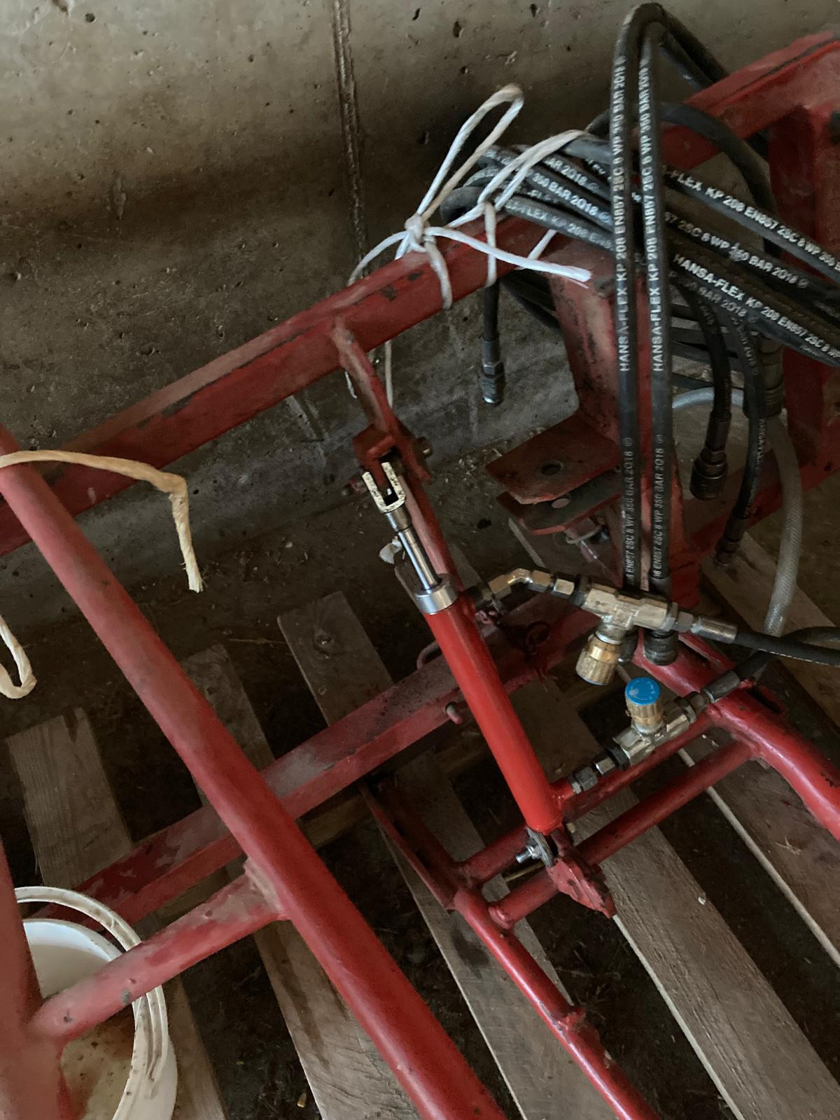 Hydraulikzylinder für landwirtschaftliche Anbaugeräte mit Schläuchen und Ventilen