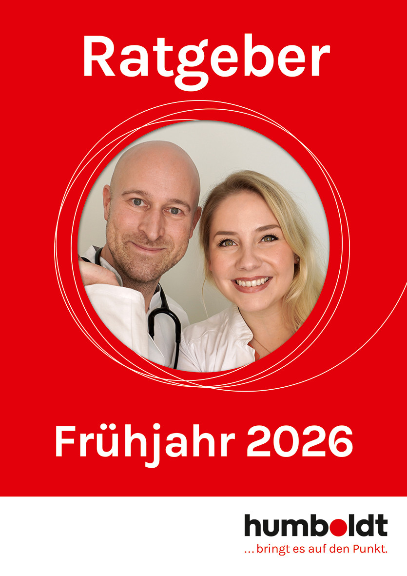 Zwei Mediziner in weißem Kittel, Vorschau Frühjahr 2026, roter Hintergrund