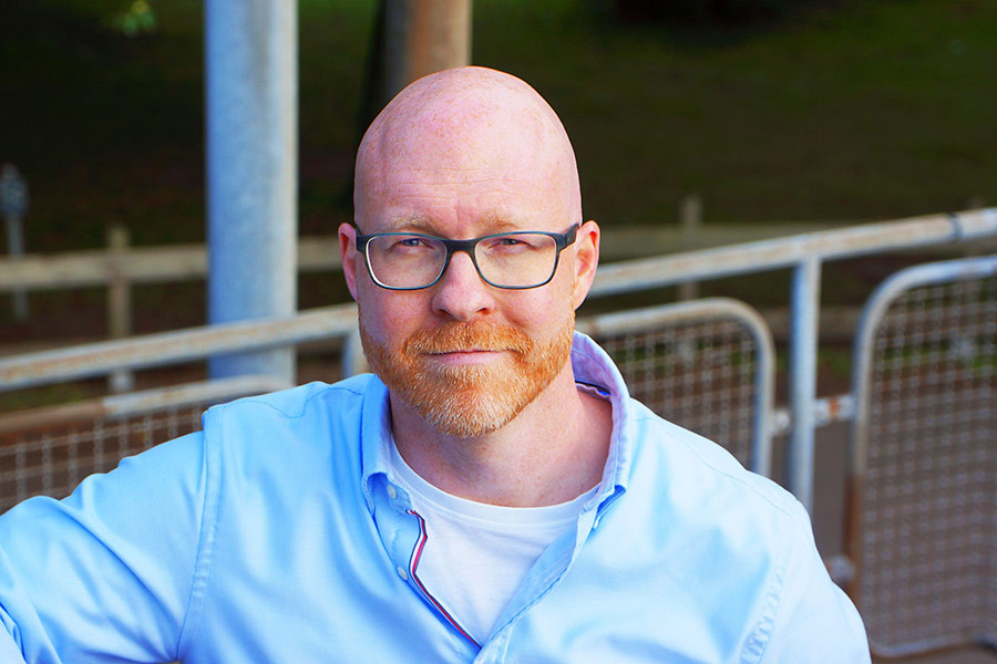 Dirk Fiebelkorn im Freien mit blauem Hemd