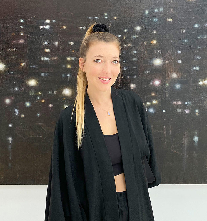 Sarina Hunkel vor Kunstwerk, Foto von Maike Behrens, quadratisches Format