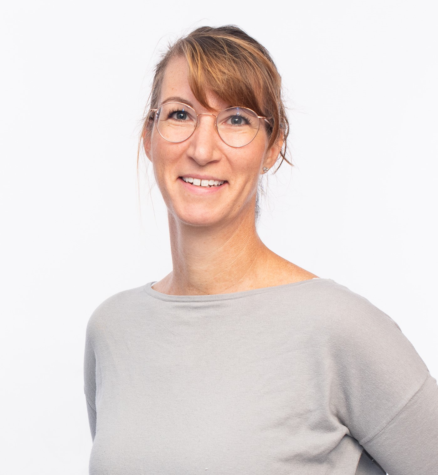 Porträtfoto von Susanne Kobel vor weißem Hintergrund