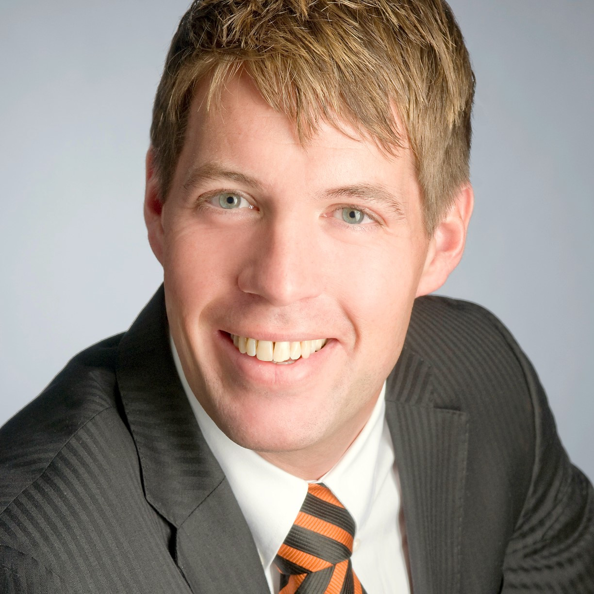 Portraitfoto von Martin Kohn im Anzug