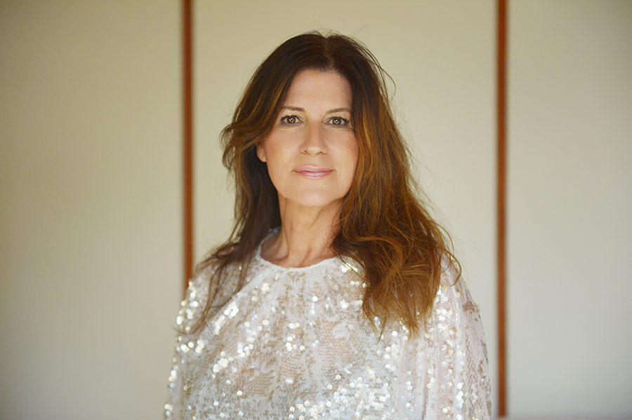 Porträt von Gabriela Meyer in einem glitzernden Oberteil