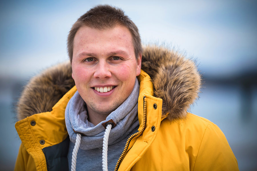 Allrich Timm in gelber Winterjacke mit Fellkapuze im Freien