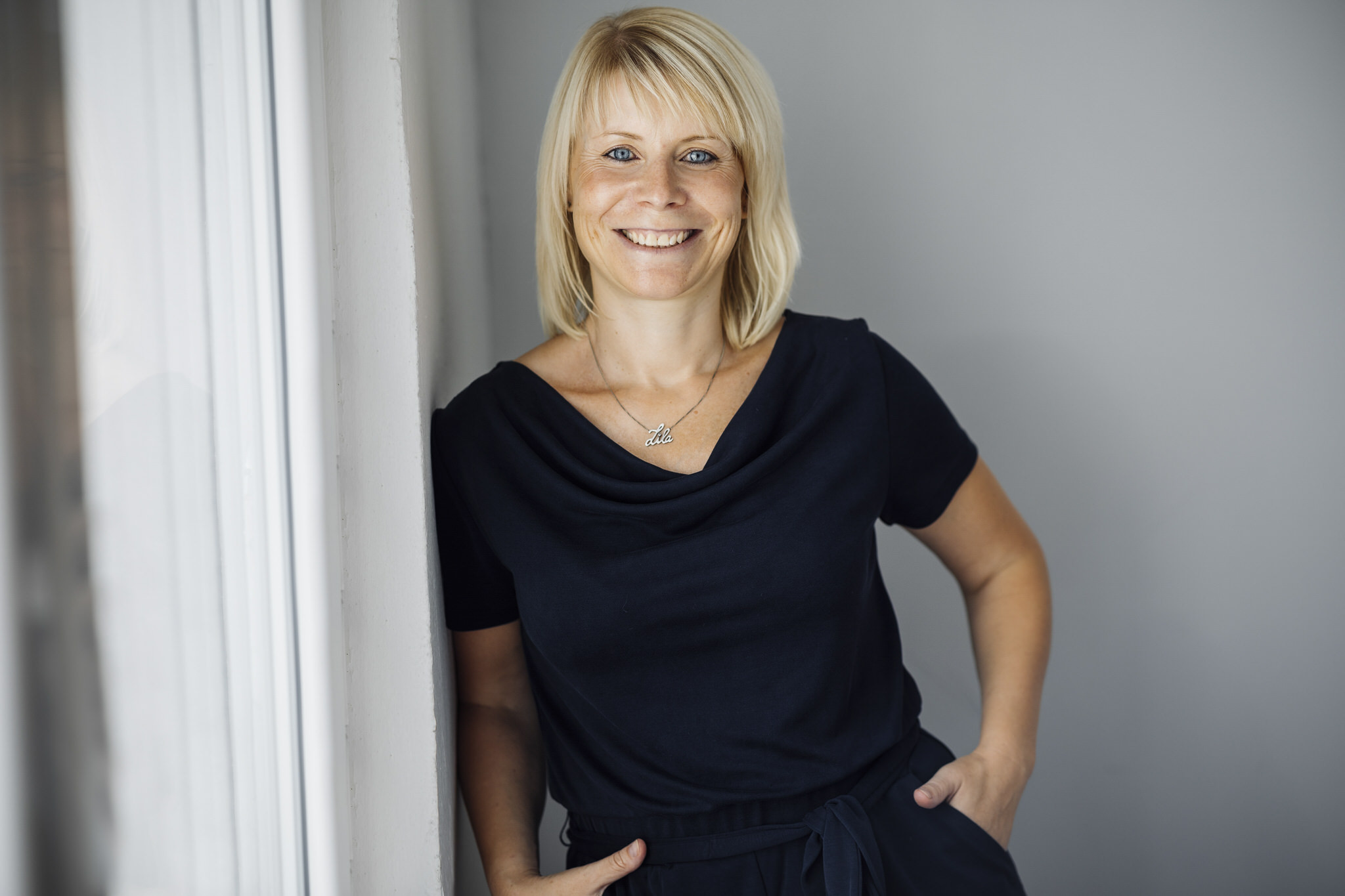 Porträtfoto von Marga Bielesch vor grauem Hintergrund