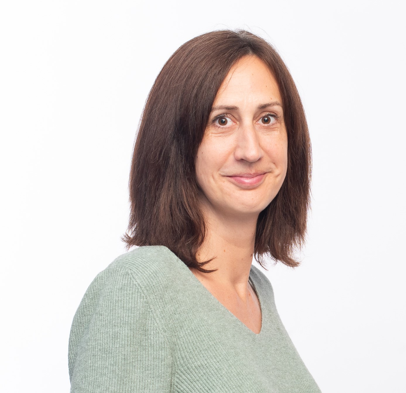 Portrait von Olivia Wartha vor weißem Hintergrund