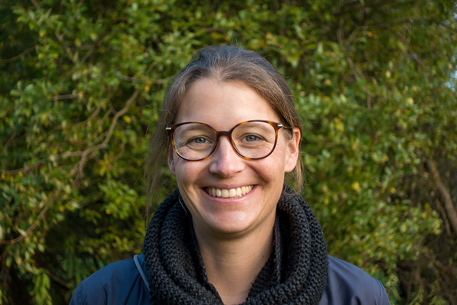 Porträtfoto von Stefanie Schindler im Freien mit grünem Hintergrund