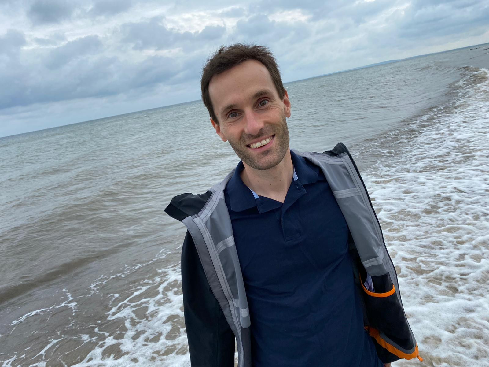 schwab bernhard am meer bei bewölktem Himmel