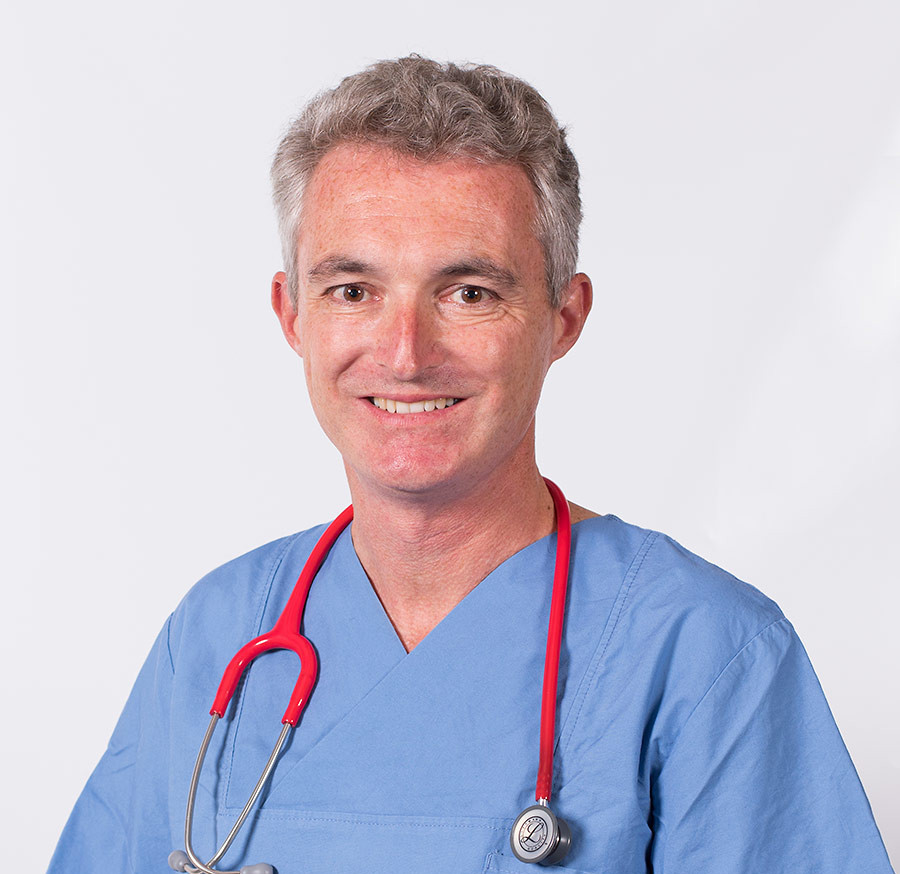 Porträt von Dr. med. Stefan Schwarz im Arztkittel mit Stethoskop