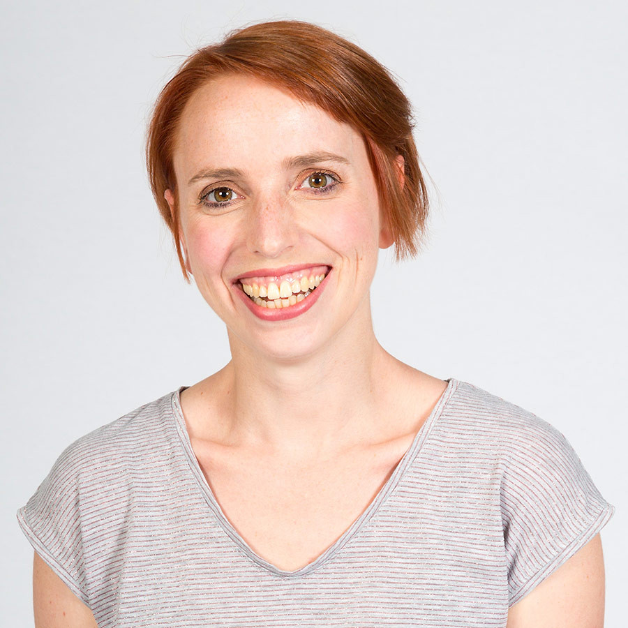 Portraitfoto von Katharina Spangler vor neutralem Hintergrund