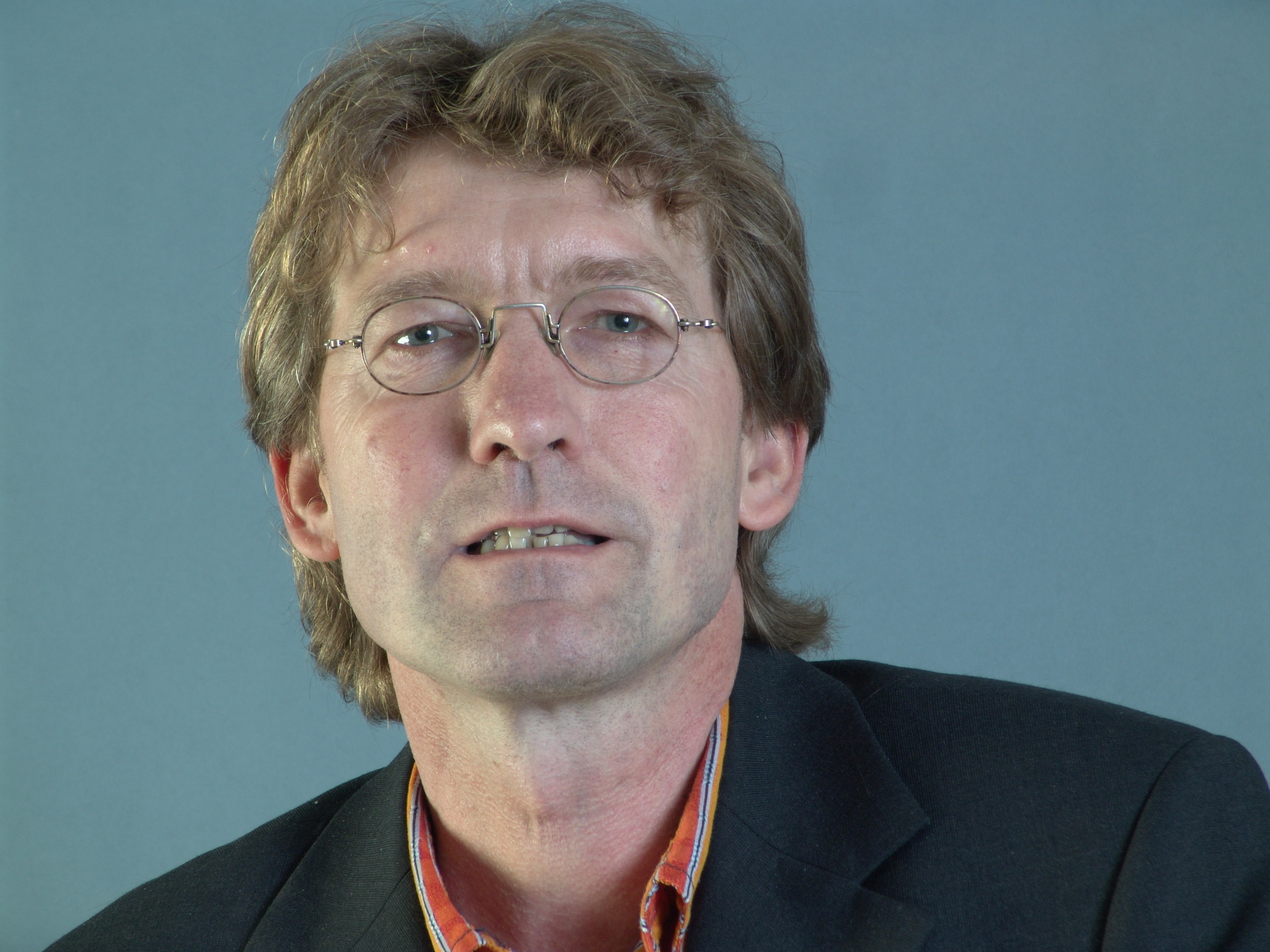 Porträtfoto von Spethmann Eckardt vor grauem Hintergrund