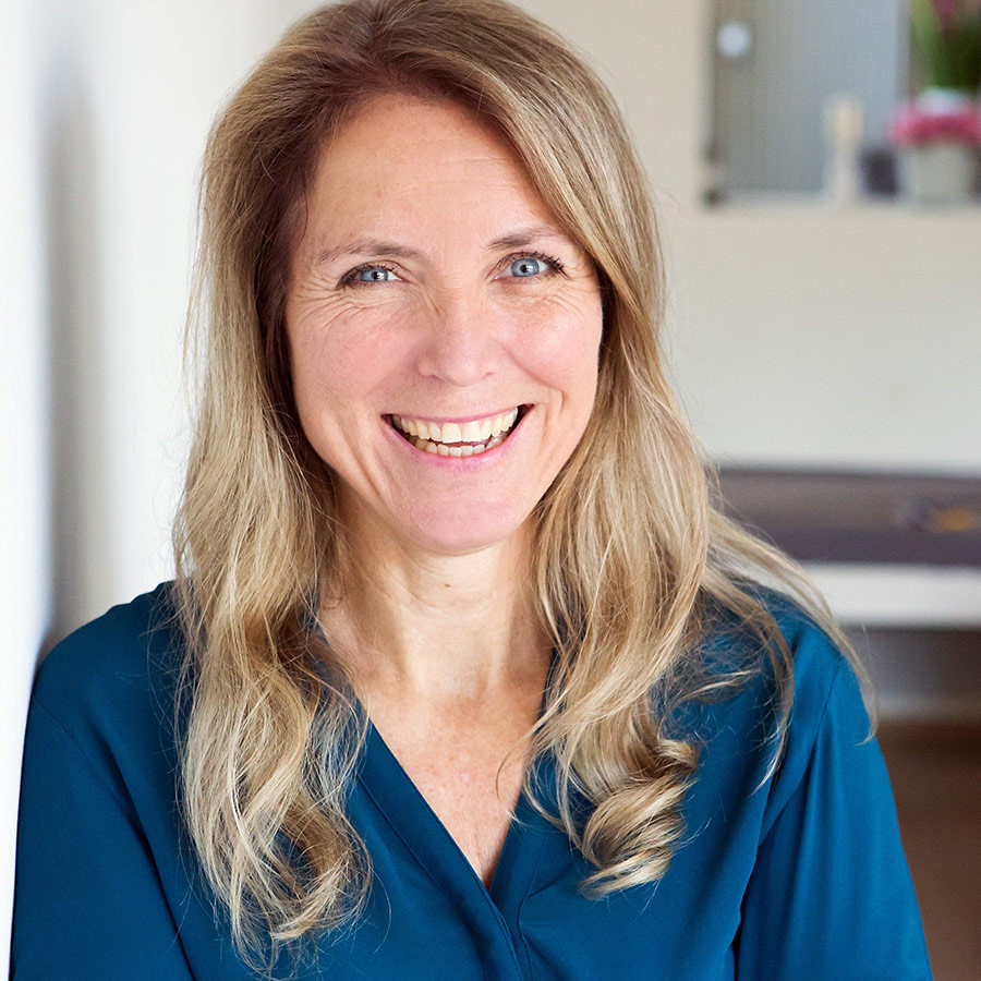 Portrait von Trixi Tumert in einem blauen Oberteil