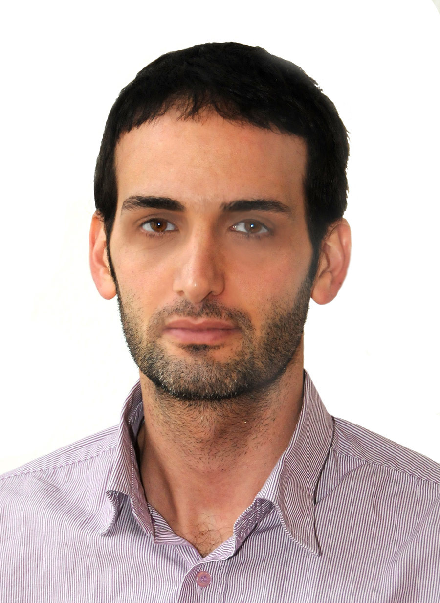 Porträtfoto von Amitzur Eyal vor weißem Hintergrund