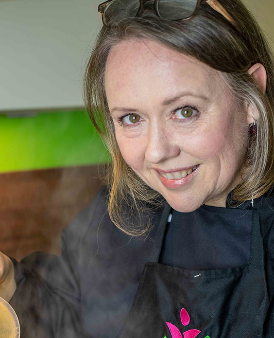 Stefanie Arlt beim Kochen in der Küche
