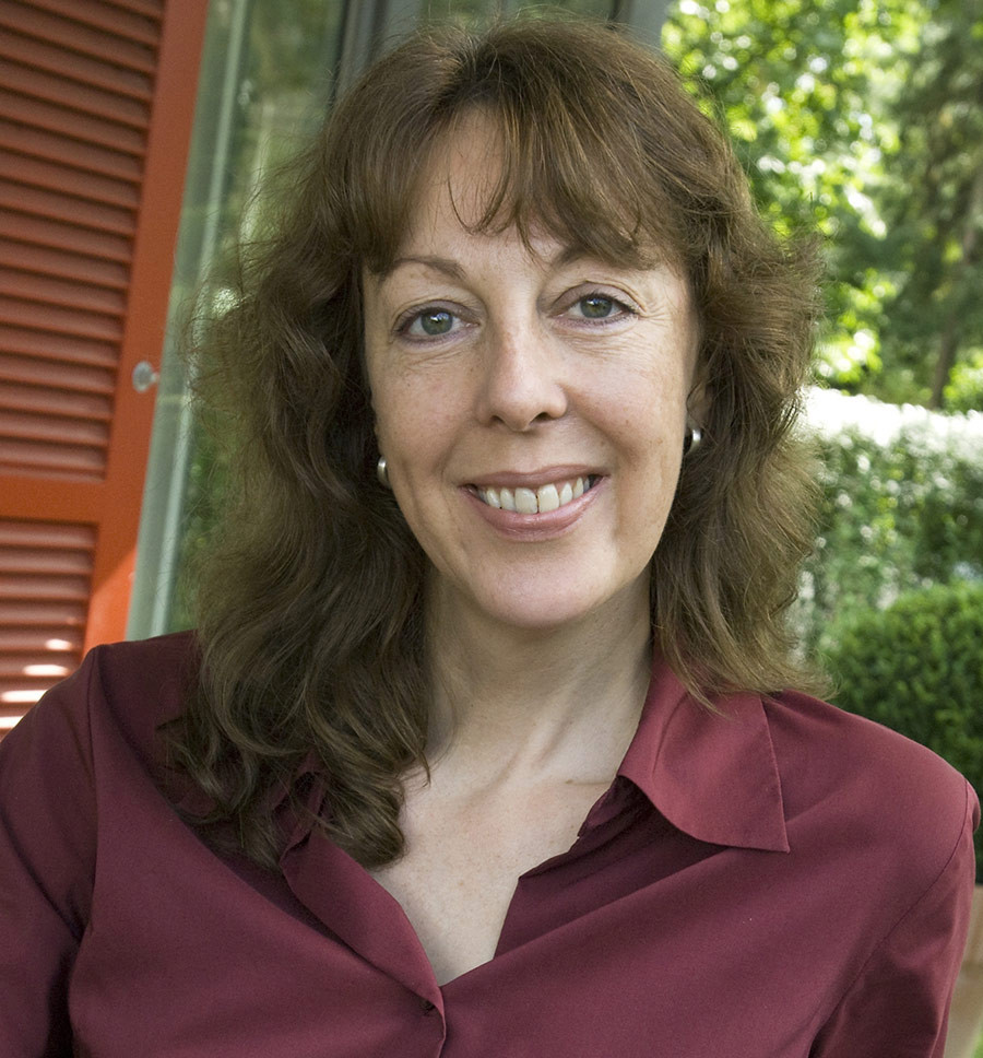 Porträt von Ann Christin Bassin im Freien mit roter Bluse