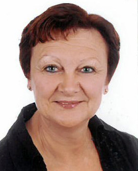 Porträtfoto von Isabell Annett Beckmann vor weißem Hintergrund