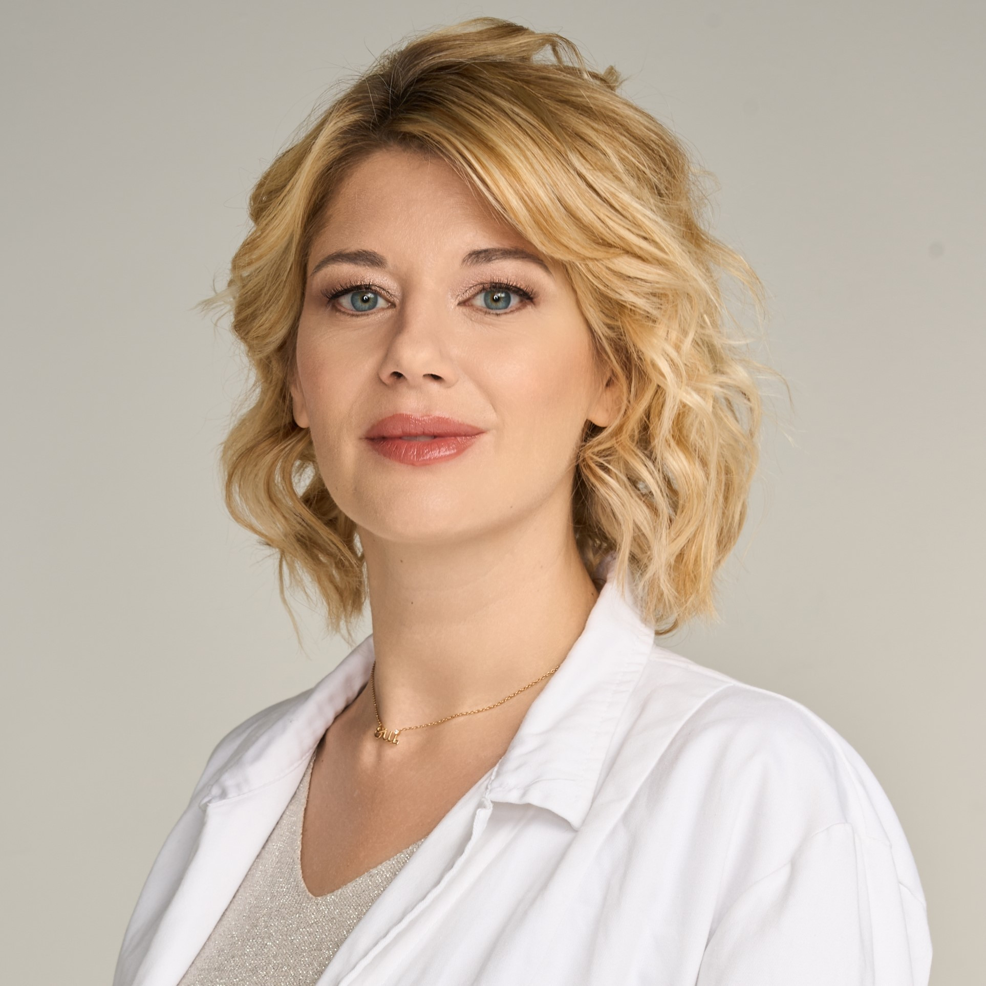 Porträt von Dr. med. Judith im weißen Kittel