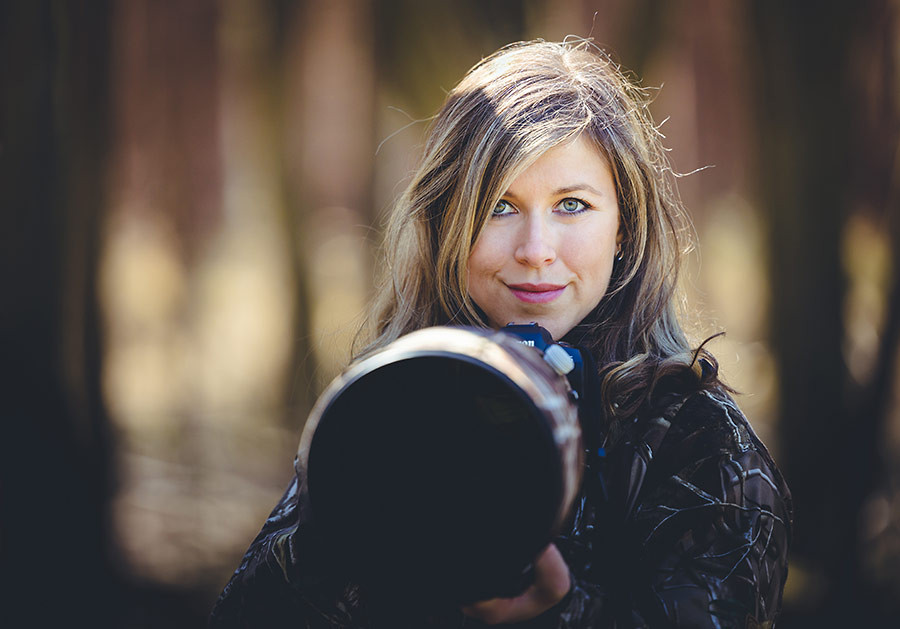 Sarah Böhm mit Teleobjektiv in der Natur