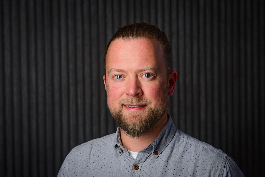 Portrait von Nils Bringeland vor dunklem Hintergrund