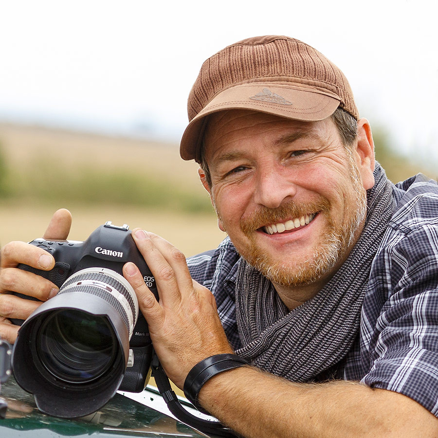 Martin Buschmann mit Kamera in der Natur