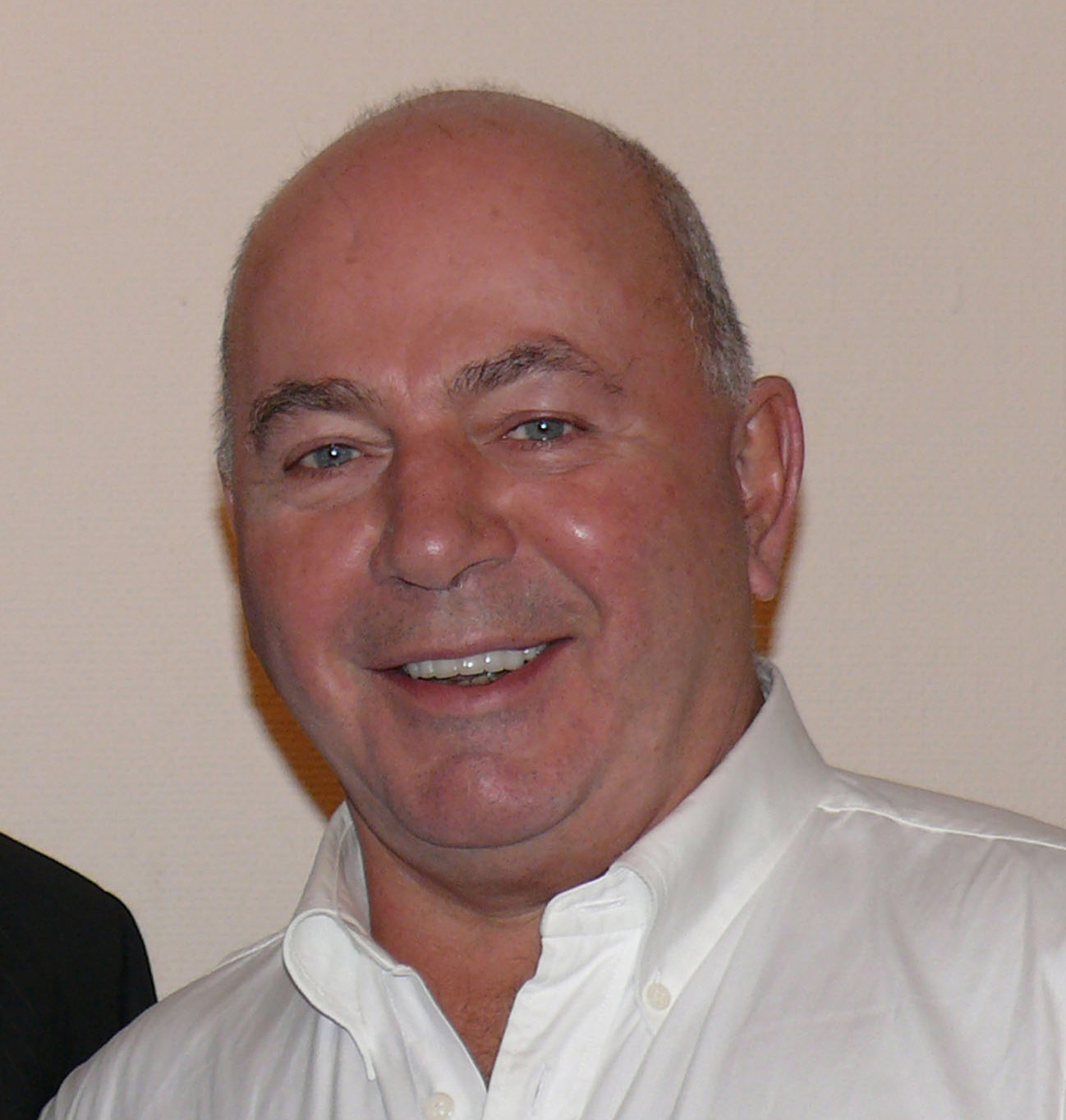 Gunnar Cramer im weißen Hemd vor neutralem Hintergrund