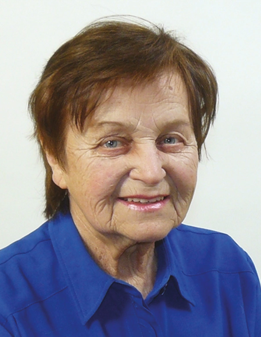 Porträtfoto von Danyliuk Rita in blauer Bluse vor hellem Hintergrund