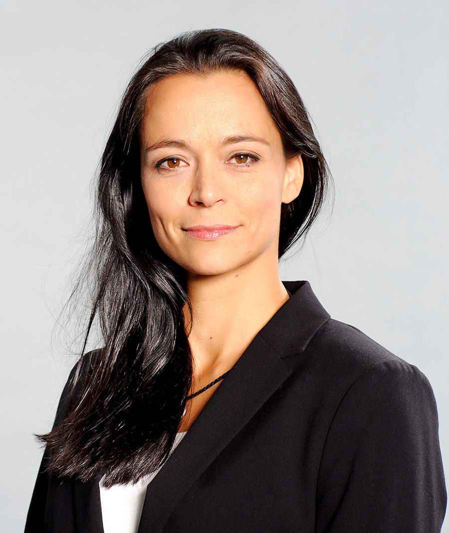 Porträtfoto von Yvonne De Bark im schwarzen Blazer