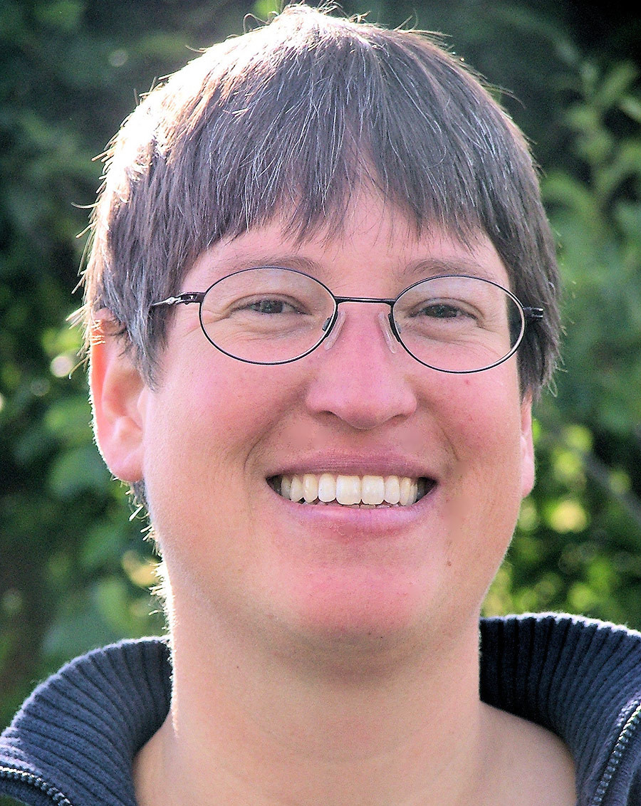 Porträtfoto von Karin Detloff im Freien