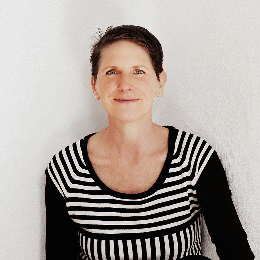Porträtfoto von Sabine Dinkel vor weißem Hintergrund