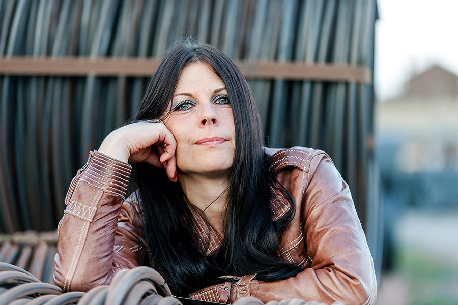 Porträtfoto von Bettina Dittmann mit brauner Lederjacke