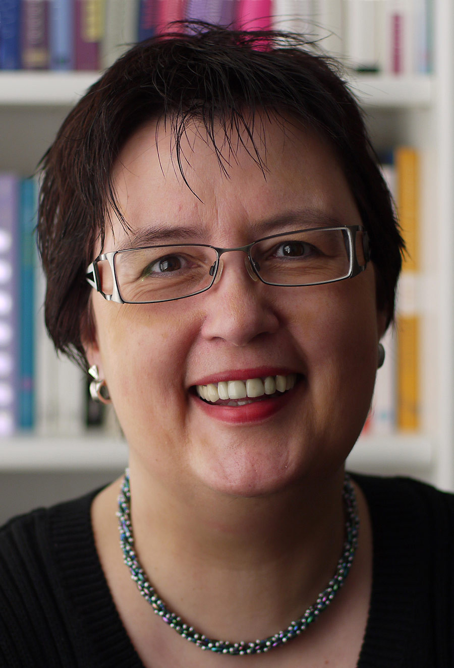 Porträt von Dr. Birgit Ebbert mit Brille und kurzem Haar