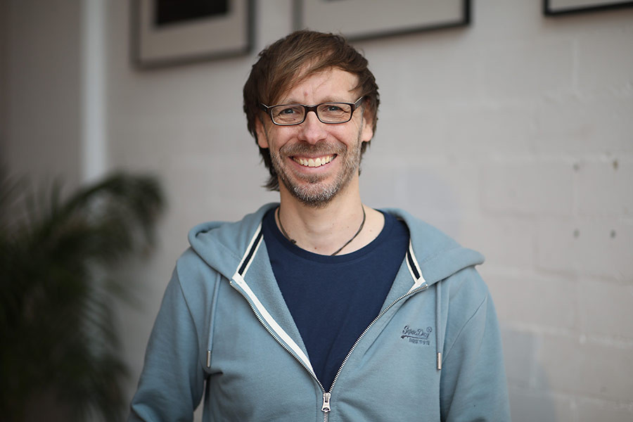 Portrait von Christopher mit blauem Hoodie