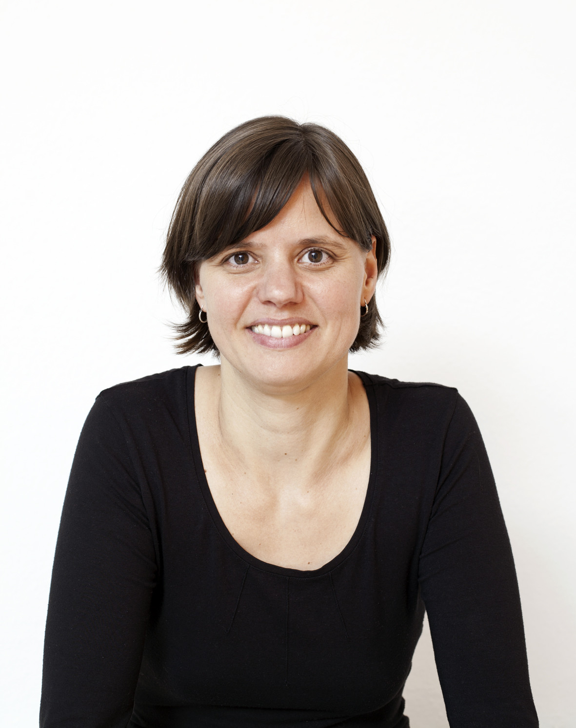 Portrait von Melanie Graesser vor weißem Hintergrund