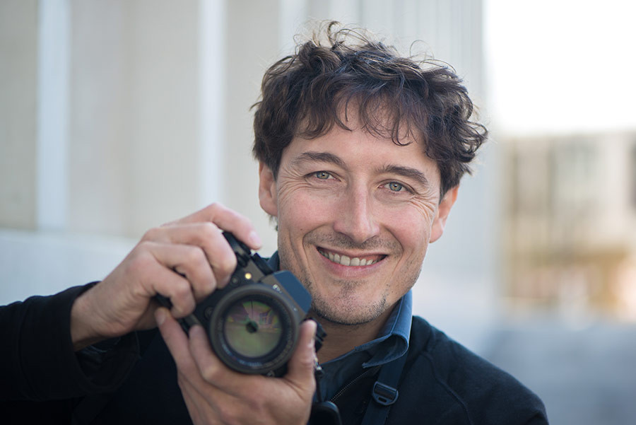 Michael Groer mit Kamera in der Hand, Porträtfoto