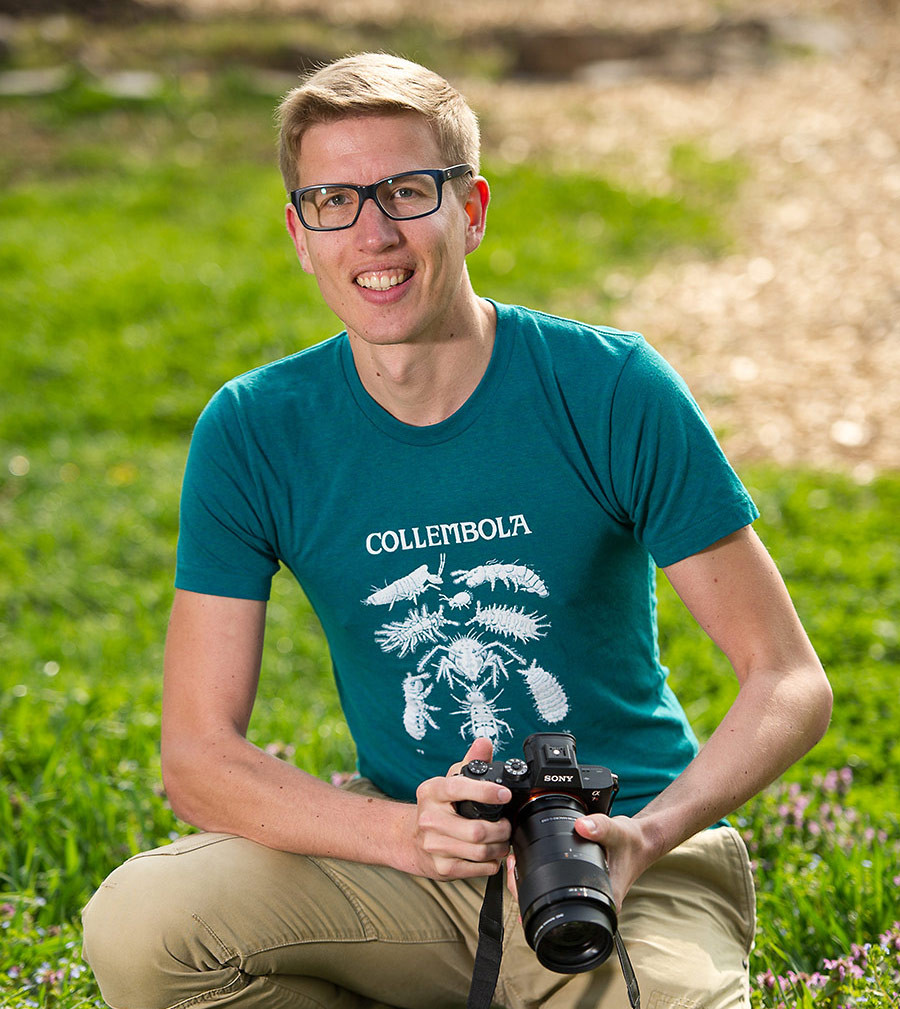 Valentin Gutekunst mit Kamera und Collembola-T-Shirt im Freien