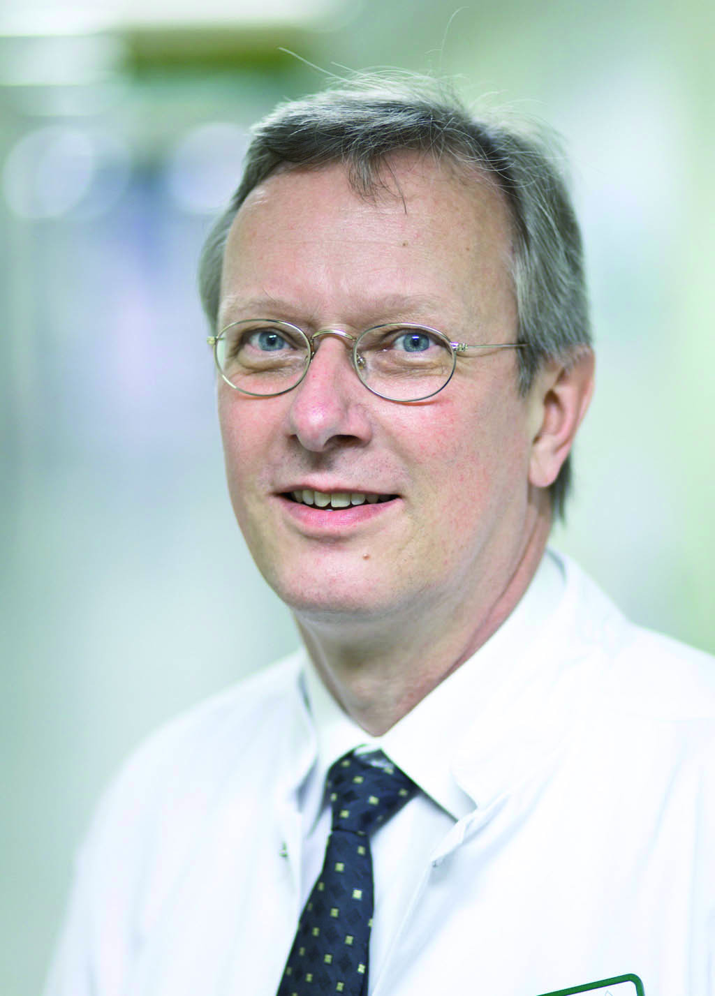 Porträt von Dr. med. Peter Hannemann, Arzt im weißen Kittel